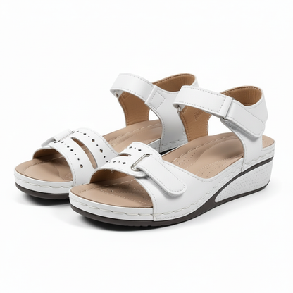 Sandalias blancas cuña - orientación correcta fondo blanco
